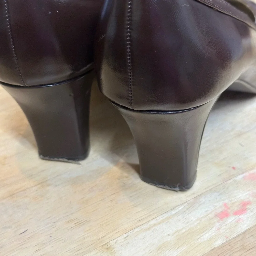 Soft Style Pumps Women 9.5 Brown Button Trim Block Heel H70436 Excellent